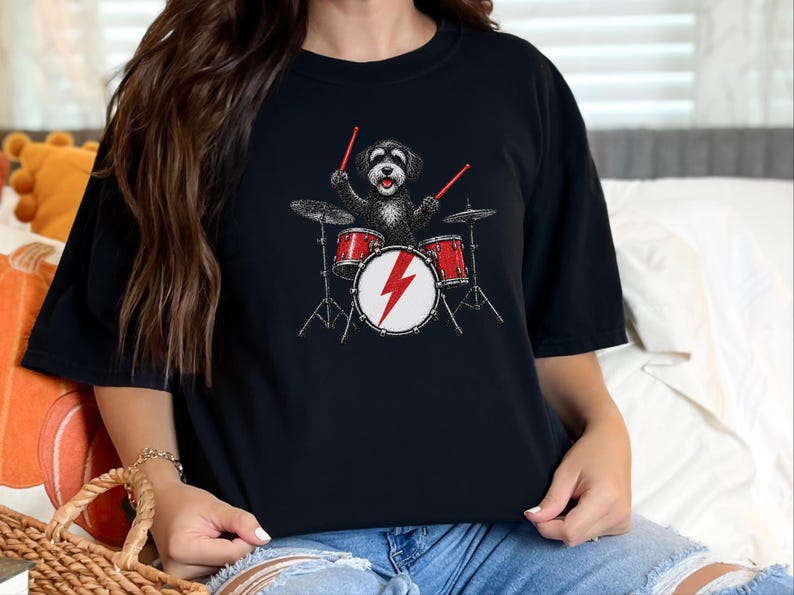 T-Shirt mit Schnoodle am Schlagzeug, Geschenk für Schlagzeuger, Musikliebhaber, Rockhund-Shirt, Geschenk für Hundebesitzer, T-Shirt für Perkussionisten Bild 6