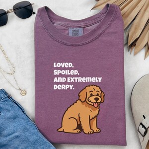 Maglietta divertente con Goldendoodle di Comfort Colors, maglietta "Amato, viziato ed estremamente buffo", maglietta per la mamma di un Golden Retriever, maglietta per la mamma di un Golden Doodle immagine 8