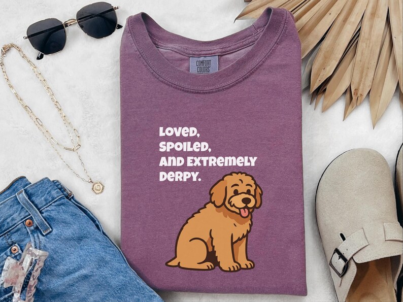 Maglietta divertente con Goldendoodle di Comfort Colors, maglietta "Amato, viziato ed estremamente buffo", maglietta per la mamma di un Golden Retriever, maglietta per la mamma di un Golden Doodle immagine 8
