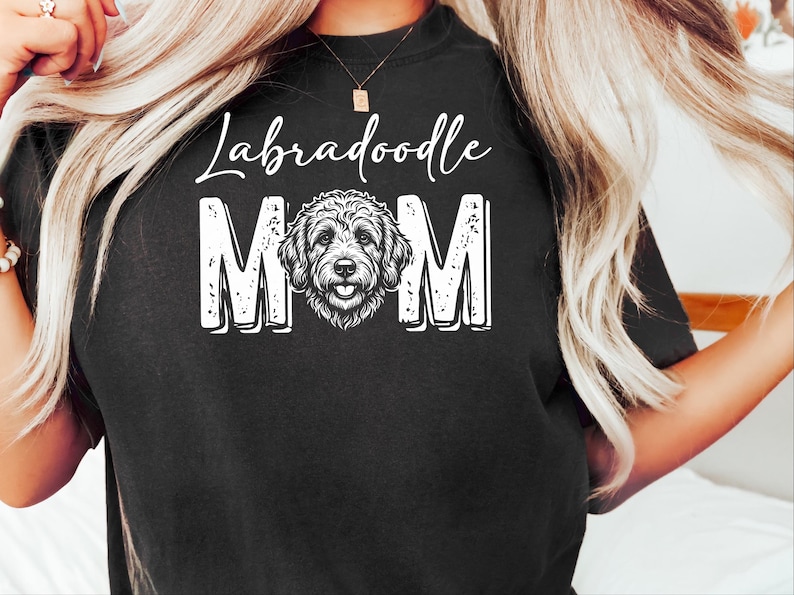 Comfort Colors Labradoodle Mama Shirt, T-shirt voor hondenliefhebbers, Gepersonaliseerd T-shirt voor huisdiereigenaren, Cadeaus voor hondenmama, Verjaardagscadeaus voor haar afbeelding 1