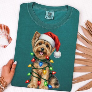 T-shirt de Noël Yorkshire Terrier, Cadeau de Noël Yorkshire Terrier, T-shirt de Noël pour chien, T-shirt Yorkshire Terrier, T-shirt pour chien avec bonnet de Père Noël, Cadeau pour amoureux des Yorkshire Terriers image 4