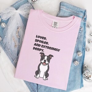 Comfort Colors rolig Bostonterrier-tröja, älskad, bortskämd och extremt derpy-tröja, nyckfull Bostonterrier-tröja för hundägare, rolig hundtröja bild 2