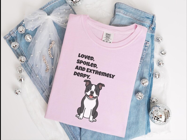 Comfort Colors rolig Bostonterrier-tröja, älskad, bortskämd och extremt derpy-tröja, nyckfull Bostonterrier-tröja för hundägare, rolig hundtröja bild 2