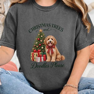 キャバプーのクリスマスシャツ、キャバプーママへのギフト、クリスマスツリーとドゥードル犬をお願いします、ドゥードル犬好きのシャツ、ホリデーペット好きへのギフト 画像 2