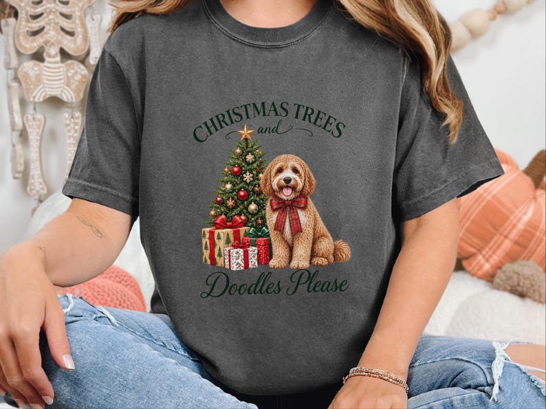 キャバプーのクリスマスシャツ、キャバプーママへのギフト、クリスマスツリーとドゥードル犬をお願いします、ドゥードル犬好きのシャツ、ホリデーペット好きへのギフト 画像 2