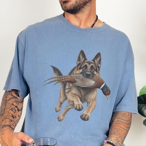 T-shirt met Duitse Herder, cadeau voor fazantenjacht, T-shirt met natuurafbeeldingen, T-shirt voor hondenliefhebbers, cadeau-idee voor jagers, cadeau voor een Duitse Herder afbeelding 4