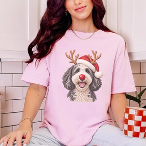 Camiseta navideña para Sheepadoodle, sudadera navideña para perros, regalo para dueños de Sheepadoodle, conjunto navideño para perros. imagen 1