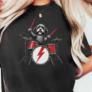 Cavapoo-shirt, cadeau voor Cavapoo-moeder, rockende drummer-shirt, hond die drumt, shirt voor muziekliefhebbers, rockband-shirt, grappig cadeau voor hondenbezitters afbeelding 5