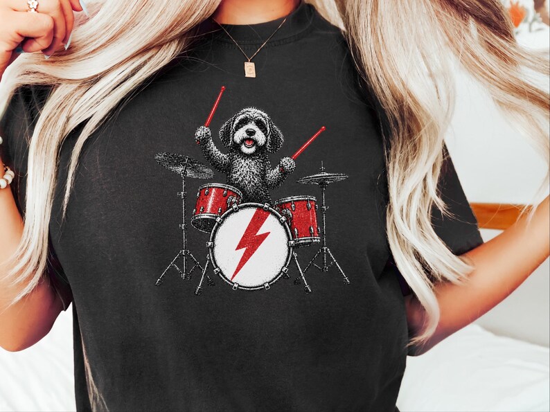 Cavapoo-shirt, cadeau voor Cavapoo-moeder, rockende drummer-shirt, hond die drumt, shirt voor muziekliefhebbers, rockband-shirt, grappig cadeau voor hondenbezitters afbeelding 5