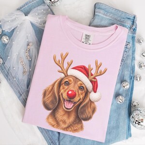 Weihnachtsshirt mit Dackel, Weihnachtsgeschenk für Dackel, Festlicher Hundepullover, Dackel-Mama-Shirt, Festliches T-Shirt für Hundeliebhaber Bild 2