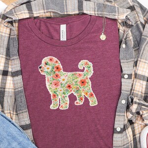 Maglietta con motivo Aussie Doodle, silhouette floreale Australian Doodle, schizzo botanico di cane, regalo per amanti degli animali ad acquerello, design floreale primaverile immagine 2