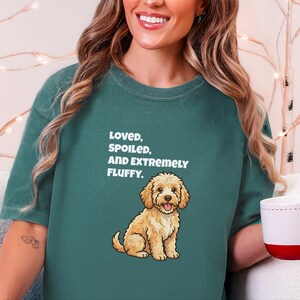 T-shirt Comfort Colors pour maman de Cockapoo, T-shirt « Aimée, gâtée et extrêmement douce », T-shirt pour propriétaire de Goldendoodle, Vêtements pour amoureux des chiens Cavapoo image 4