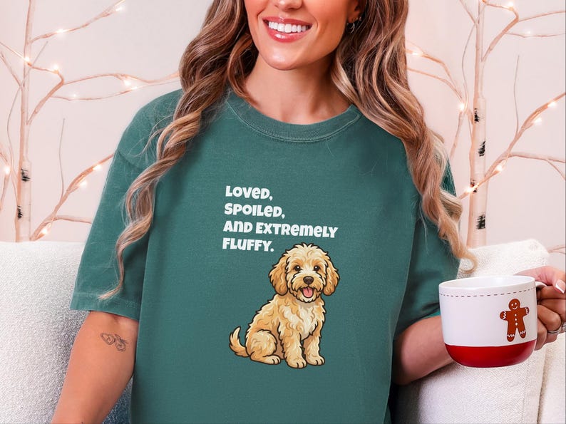 T-shirt Comfort Colors pour maman de Cockapoo, T-shirt « Aimée, gâtée et extrêmement douce », T-shirt pour propriétaire de Goldendoodle, Vêtements pour amoureux des chiens Cavapoo image 4