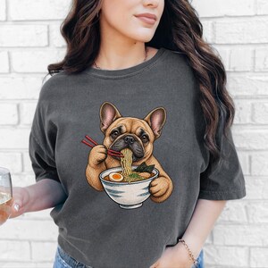 Frenchie Ramen Shirt, Japans Noodle Dog Shirt, Grappig Cadeau voor een Franse Bulldog, Sweatshirt voor Foodieliefhebbers, Top met Ramenkom Grafische Afbeelding afbeelding 6