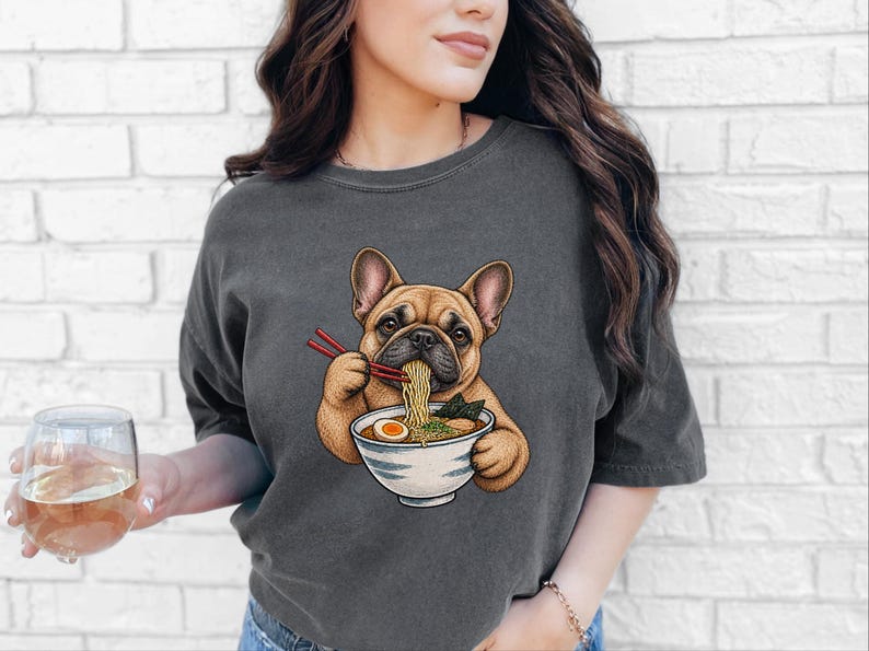 Frenchie Ramen Shirt, Japans Noodle Dog Shirt, Grappig Cadeau voor een Franse Bulldog, Sweatshirt voor Foodieliefhebbers, Top met Ramenkom Grafische Afbeelding afbeelding 6