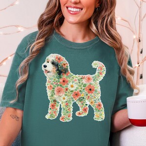 Comfort Colors Bernedoodle T-shirt, bloemensilhouet, cadeau voor hondenliefhebbers, T-shirt, tuinkunst voor hondenmoeders en -vaders, botanische huisdiereigenaar, Bernedoodle T-shirt afbeelding 9