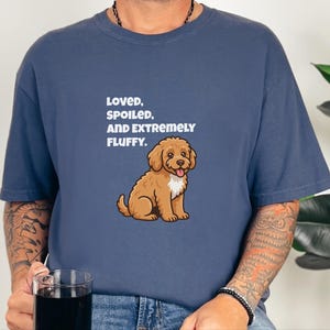 Comfort Colors Cavapoo-Hundemama-Shirt, „Geliebt, verwöhnt und extrem flauschig“-T-Shirt, Goldendoodle-Labradoodle-Besitzer-Sweatshirt, Doodle-Papa Bild 8