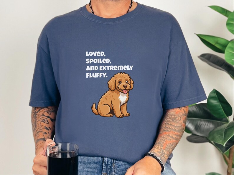 Comfort Colors Cavapoo-Hundemama-Shirt, „Geliebt, verwöhnt und extrem flauschig“-T-Shirt, Goldendoodle-Labradoodle-Besitzer-Sweatshirt, Doodle-Papa Bild 8