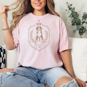 Geschenkidee für Doodle-Hunde in Komfortfarben, Aussiedoodle-Shirt mit königlichem Wappen, T-Shirt für Hundemama, königliches Haustierporträt, Hunde-Kunst im Vintage-Stil, Geschenk für Doodle-Liebhaber Bild 6
