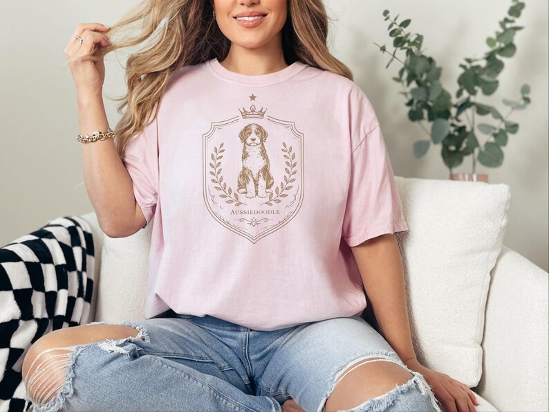 Geschenkidee für Doodle-Hunde in Komfortfarben, Aussiedoodle-Shirt mit königlichem Wappen, T-Shirt für Hundemama, königliches Haustierporträt, Hunde-Kunst im Vintage-Stil, Geschenk für Doodle-Liebhaber Bild 6
