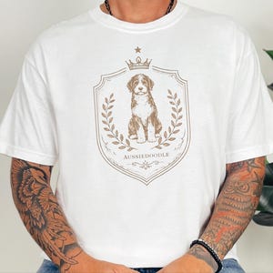 Geschenkidee für Doodle-Hunde in Komfortfarben, Aussiedoodle-Shirt mit königlichem Wappen, T-Shirt für Hundemama, königliches Haustierporträt, Hunde-Kunst im Vintage-Stil, Geschenk für Doodle-Liebhaber Bild 5