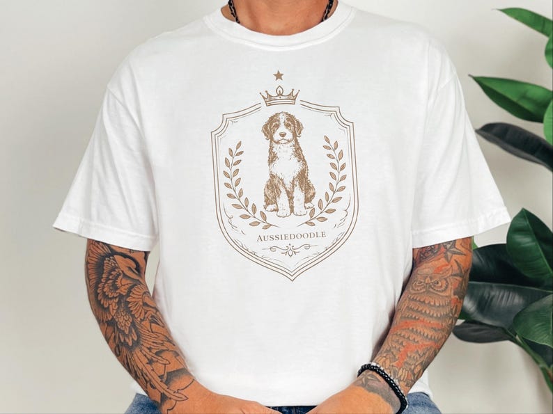 Geschenkidee für Doodle-Hunde in Komfortfarben, Aussiedoodle-Shirt mit königlichem Wappen, T-Shirt für Hundemama, königliches Haustierporträt, Hunde-Kunst im Vintage-Stil, Geschenk für Doodle-Liebhaber Bild 5