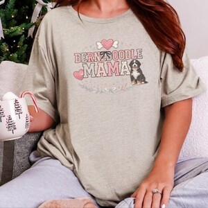 Bernedoodle-T-Shirt, Bernedoodle-Mama-Herz-Hundeknochen-Wappen, Hundesilhouette-Print, süßes Bernedoodle-Besitzer-Top, trendige Hundemama, Top für Hundeliebhaber Bild 6