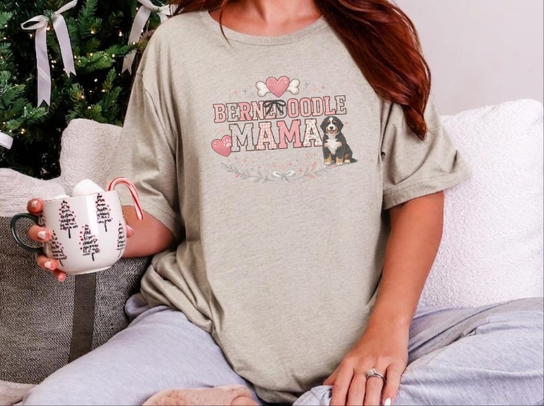 Bernedoodle-T-Shirt, Bernedoodle-Mama-Herz-Hundeknochen-Wappen, Hundesilhouette-Print, süßes Bernedoodle-Besitzer-Top, trendige Hundemama, Top für Hundeliebhaber Bild 6