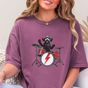 Maglietta nera da batterista Labradoodle, regalo per amanti della musica rock con cani, maglietta heavy metal con cuccioli, top da concerto retrò immagine 1