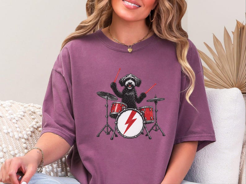 Maglietta nera da batterista Labradoodle, regalo per amanti della musica rock con cani, maglietta heavy metal con cuccioli, top da concerto retrò immagine 1