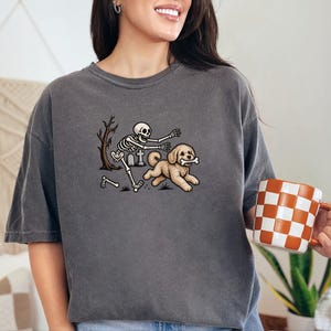 Camiseta de Halloween para Maltipoo, Camiseta de perro esqueleto, Regalo divertido de Halloween para perros, Camiseta espeluznante para dueños de mascotas, Camiseta para amantes de los Maltipoo imagen 4