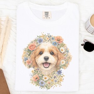 Camiseta Comfort Colors com estampa floral para cachorro, estampa de rosto de Cavapoo | Retrato moderno de pet para mães de cachorro | Arte vintage de animais, presente para donos, camiseta com estampa de rosto de pet imagem 2