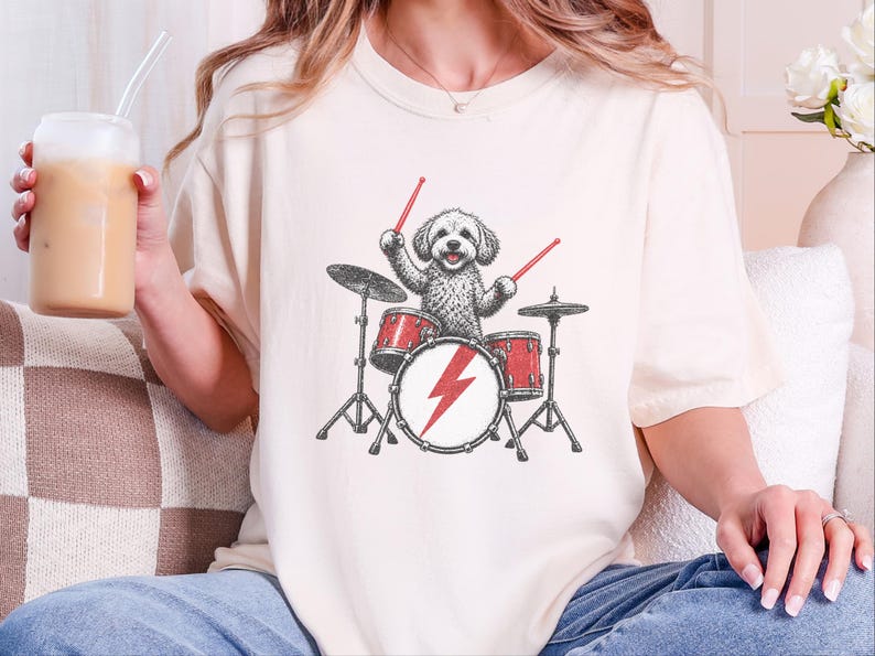 Camiseta Maltipoo Baterista, Camiseta Cachorro Rockeiro, Ideia de Presente para Baterista, Camiseta Amante da Música, Camiseta Filhote Músico, Presente para Pet de Banda de Rock imagem 2