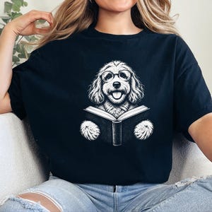 Camiseta para perro lector, camiseta para perro aficionado a los libros, regalo para amantes de los Cockapoo, camiseta de biblioteca, regalo vintage para mamás de Doodle, regalo para dueños de perros imagen 5