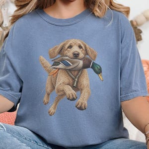 Camiseta Goldendoodle, Presente para Caçador de Patos, Camiseta para Caçador de Aves Aquáticas, Arte de Cão de Caça, Presente para Dono de Retriever, Camiseta Vintage de Vida Selvagem imagem 7