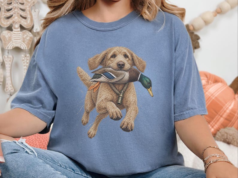 Camiseta Goldendoodle, Presente para Caçador de Patos, Camiseta para Caçador de Aves Aquáticas, Arte de Cão de Caça, Presente para Dono de Retriever, Camiseta Vintage de Vida Selvagem imagem 7