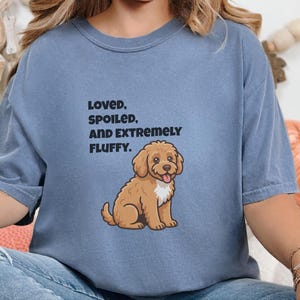 Comfort Colors Cavapoo-Hundemama-Shirt, „Geliebt, verwöhnt und extrem flauschig“-T-Shirt, Goldendoodle-Labradoodle-Besitzer-Sweatshirt, Doodle-Papa Bild 2