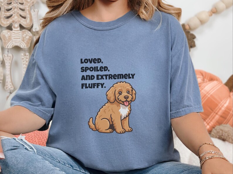 Comfort Colors Cavapoo-Hundemama-Shirt, „Geliebt, verwöhnt und extrem flauschig“-T-Shirt, Goldendoodle-Labradoodle-Besitzer-Sweatshirt, Doodle-Papa Bild 2