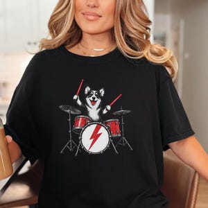 Maglietta per papà Corgi, idea regalo per batterista, maglietta rock con cane, maglietta per appassionati di musica, Corgi che suona la batteria, regalo divertente per amanti dei cani, maglietta con merchandising di una band immagine 4