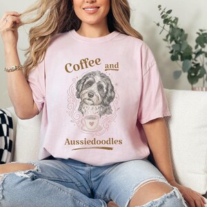 Comfort Colors T-Shirt mit lustigem Hundemotiv, Kaffee- und Aussiedoodle-Motiv, verspielte Tiermotive, Kleidung für Teeliebhaber, Cottagecore-Doodle-Porträt, skurrile Hunde Bild 6