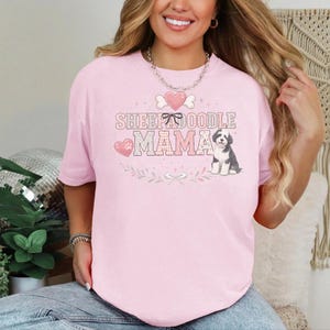 Comfort Colors Sheepadoodle Mama Tee, Doodle Mama Gift Shirt, Dog Mom Womens Summer Top, Sheepadoodle Lover Pet Parent Funny Graphic Tee afbeelding 3