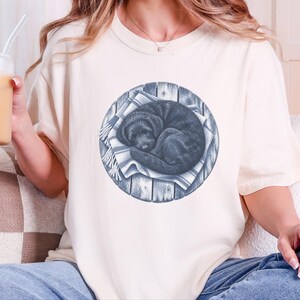 Kunst mit schlafendem Hund, Geschenk für Doodle-Liebhaber, Schwarzes Doodle-Shirt, Aufdruck „Schlafender Hund“, Geschenk für Doodle-Mama, Comfort Colors T-Shirt Bild 8