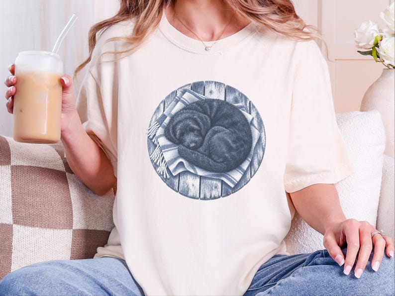 Kunst mit schlafendem Hund, Geschenk für Doodle-Liebhaber, Schwarzes Doodle-Shirt, Aufdruck „Schlafender Hund“, Geschenk für Doodle-Mama, Comfort Colors T-Shirt Bild 8