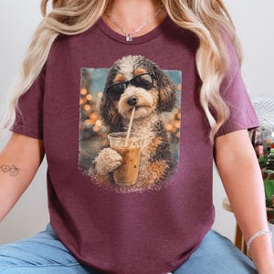 Aussiedoodle iskaffe-tröja, cool valp med solglasögon-tröja, kaffeälskare, husdjursägare-present, rolig doodle mamma pappa grafisk kläder, casual tröja bild 7