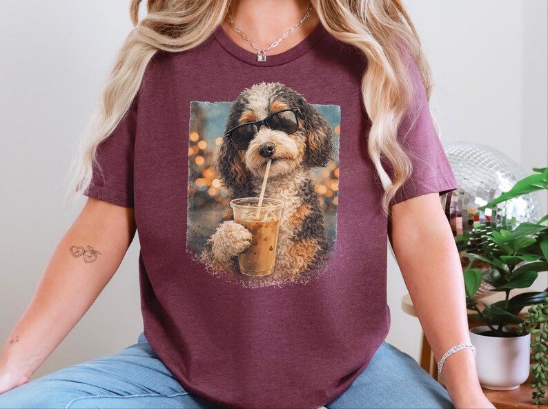 Aussiedoodle iskaffe-tröja, cool valp med solglasögon-tröja, kaffeälskare, husdjursägare-present, rolig doodle mamma pappa grafisk kläder, casual tröja bild 7