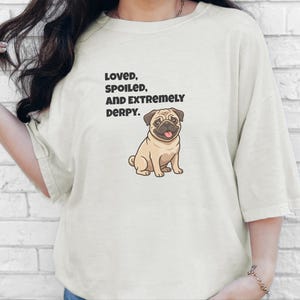 Comfort Colors T-Shirt mit süßem Mopsmotiv, „Geliebter, verwöhnter und extrem tollpatschiger“ Mops-Shirt in Rehbraun, T-Shirt für Mopsliebhaber, lustiges Mops-Shirt, süßes Mops-Shirt, T-Shirt für Mops-Mamas Bild 3