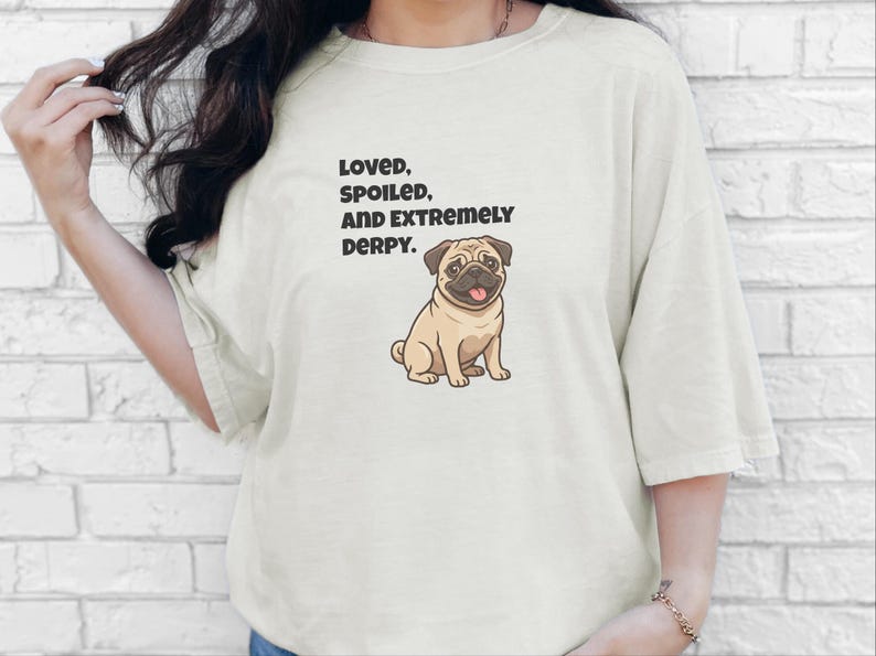 Comfort Colors T-Shirt mit süßem Mopsmotiv, „Geliebter, verwöhnter und extrem tollpatschiger“ Mops-Shirt in Rehbraun, T-Shirt für Mopsliebhaber, lustiges Mops-Shirt, süßes Mops-Shirt, T-Shirt für Mops-Mamas Bild 3