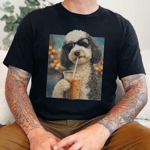 Camiseta de perro con café, camiseta de perro Sheepadoodle con café helado, camiseta divertida de Sheepadoodle, camiseta de verano para amantes del café, camiseta de mamá de Sheepadoodle imagen 3