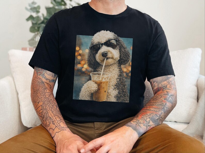 Camiseta de perro con café, camiseta de perro Sheepadoodle con café helado, camiseta divertida de Sheepadoodle, camiseta de verano para amantes del café, camiseta de mamá de Sheepadoodle imagen 3