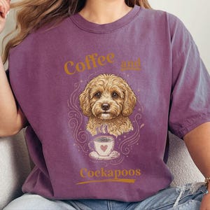 Camiseta Comfort Colors con estampado Cockapoo estilo vintage, ideal para amantes de los perros, con temática de café y Cockapoos. Regalos originales con retratos de mascotas. imagen 10